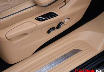 Подержанный автомобиль Voyah Dream 2023 года (26 фото)