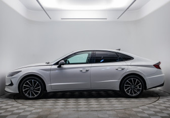 Подержанный автомобиль Hyundai Sonata 2021 года (2 фото)