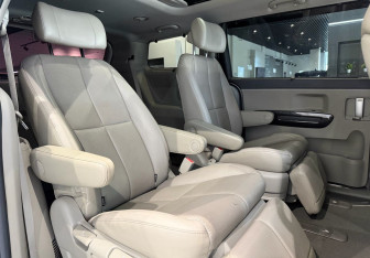 Подержанный автомобиль Kia Carnival 2017 года (11 фото)