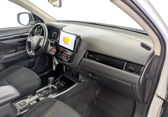 Подержанный автомобиль Mitsubishi Outlander 2018 года (11 фото)