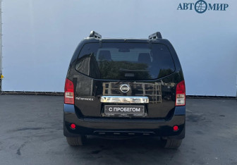 Подержанный автомобиль Nissan Pathfinder 2013 года (6 фото)