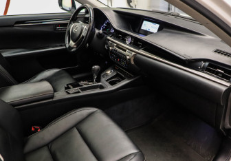 Подержанный автомобиль Lexus ES 2013 года (17 фото)