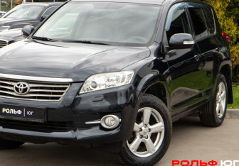 Подержанный автомобиль Toyota RAV4 2011 года (17 фото)