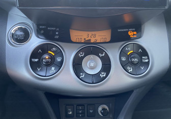 Подержанный автомобиль Toyota RAV4 2008 года (18 фото)