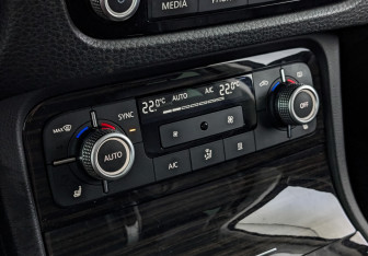 Подержанный автомобиль Volkswagen Touareg 2016 года (21 фото)