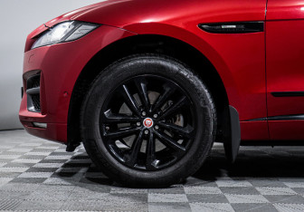 Подержанный автомобиль Jaguar F-Pace 2016 года (15 фото)