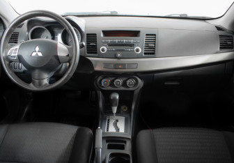 Подержанный автомобиль Mitsubishi Lancer Sedan 2012 года (11 фото)