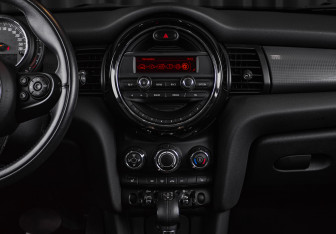 Подержанный автомобиль MINI Hatch 2018 года (15 фото)