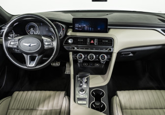 Подержанный автомобиль Genesis G70 2020 года (13 фото)