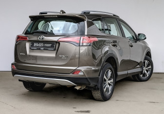 Подержанный автомобиль Toyota RAV4 2016 года (5 фото)