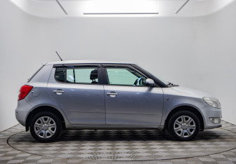 Подержанный автомобиль Skoda Fabia Hatchback 2011 года (4 фото)