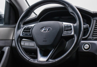 Подержанный автомобиль Hyundai Sonata 2019 года (15 фото)