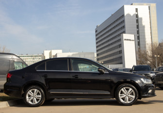 Подержанный автомобиль Volkswagen Jetta Sedan 2018 года (3 фото)
