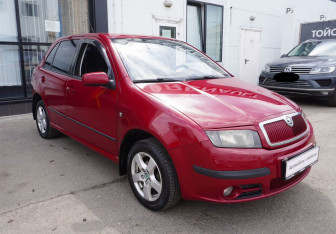 Подержанный автомобиль Skoda Fabia Hatchback 2005 года (3 фото)