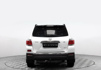 Подержанный автомобиль Toyota Highlander 2012 года (6 фото)