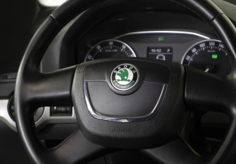 Подержанный автомобиль Skoda Octavia Liftback 2009 года (14 фото)