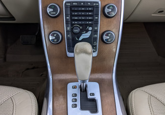 Подержанный автомобиль Volvo XC70 2011 года (17 фото)