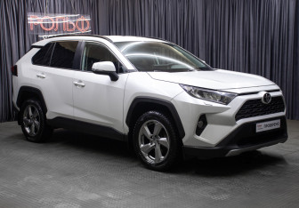 Подержанный автомобиль Toyota RAV4 2020 года (3 фото)