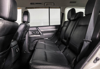 Подержанный автомобиль Mitsubishi Pajero 2013 года (10 фото)