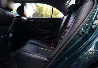 Подержанный автомобиль Toyota Avensis Sedan 2004 года (10 фото)