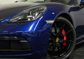 Подержанный автомобиль Porsche Cayman 2021 года (25 фото)