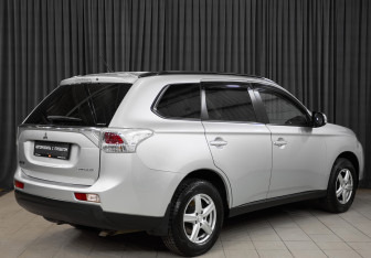 Подержанный автомобиль Mitsubishi Outlander 2014 года (4 фото)
