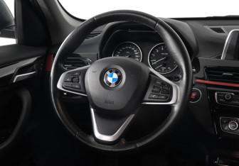 Подержанный автомобиль BMW X1 2017 года (15 фото)