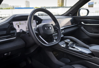 Подержанный автомобиль Geely Monjaro 2024 года (10 фото)