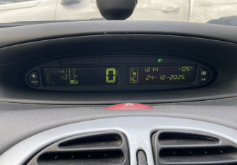 Подержанный автомобиль Citroen Xsara Picasso 2008 года (16 фото)