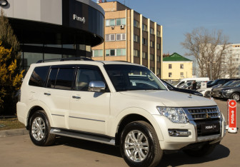 Подержанный автомобиль Mitsubishi Pajero 2019 года (16 фото)