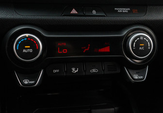 Подержанный автомобиль Kia Stonic 2018 года (16 фото)