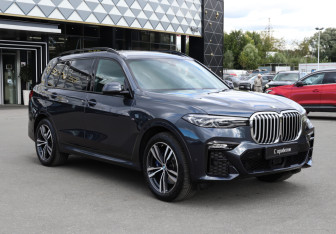 Подержанный автомобиль BMW X7 2021 года (3 фото)