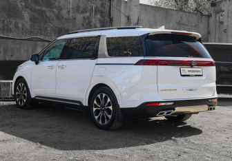 Подержанный автомобиль Kia Carnival 2021 года (6 фото)