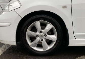 Подержанный автомобиль Nissan Tiida Hatchback 2013 года (9 фото)
