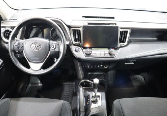 Подержанный автомобиль Toyota RAV4 2018 года (13 фото)