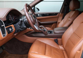 Подержанный автомобиль Porsche Cayenne 2018 года (15 фото)
