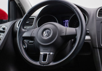 Подержанный автомобиль Volkswagen Golf Hatchback 2012 года (15 фото)