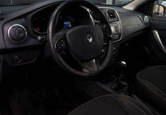 Подержанный автомобиль Renault Sandero 2018 года (11 фото)