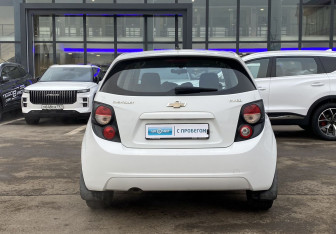 Подержанный автомобиль Chevrolet Aveo Hatchback 2014 года (5 фото)