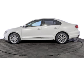Подержанный автомобиль Volkswagen Jetta Sedan 2017 года (8 фото)