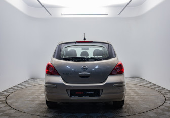 Подержанный автомобиль Nissan Tiida Hatchback 2012 года (8 фото)