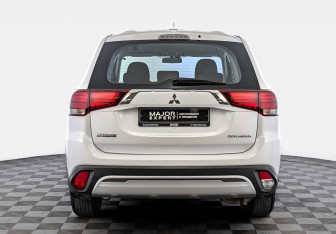 Подержанный автомобиль Mitsubishi Outlander 2019 года (6 фото)
