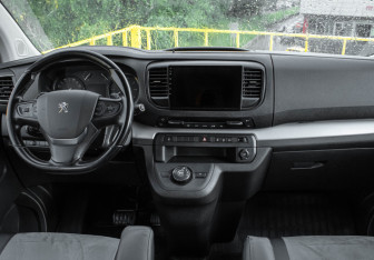 Подержанный автомобиль Peugeot Traveller 2022 года (10 фото)
