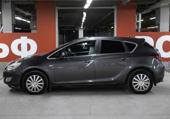 Подержанный автомобиль Opel Astra Hatchback 2011 года (8 фото)