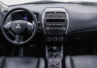 Подержанный автомобиль Mitsubishi ASX 2011 года (13 фото)
