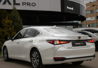 Подержанный автомобиль Lexus ES 2019 года (5 фото)