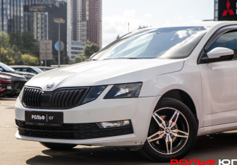 Подержанный автомобиль Skoda Octavia Liftback 2018 года (14 фото)