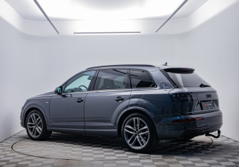 Подержанный автомобиль Audi Q7 2019 года (7 фото)