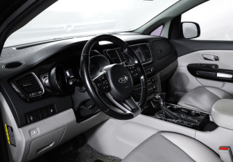 Подержанный автомобиль Kia Carnival 2018 года (20 фото)