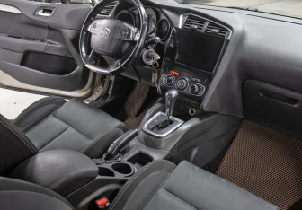 Подержанный автомобиль Citroen C4 Hatchback 2011 года (13 фото)